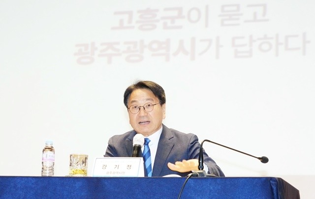 강기정 광주광역시장이 12일 전남 고흥문화회관에서 열린 ‘광주전남 행정통합 고흥군 상생토크’에 참석해 고흥군 발전 전략과 통합 이후 변화상을 고흥군민과 소통하고 있다. /광주광역시 제공