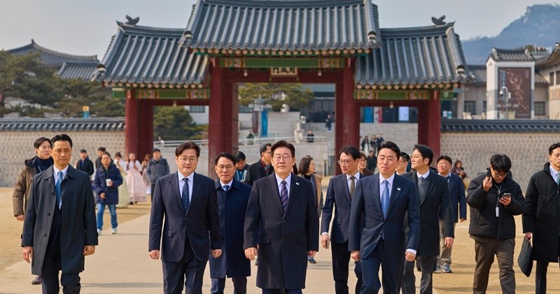 이재명 대통령이 12일 청와대 인근 삼계탕집을 찾아 오찬을 마친 후 경복궁 산책을 하고 있다.  / 뉴스1