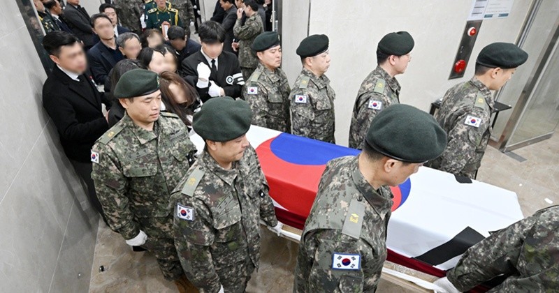 12일 오전 경기 성남시 분당구 국군수도병원 장례식장에서 코브라 헬기 추락으로 순직한 故 장희성·정상근 준위 영결식이 엄수되고 있다. / 뉴스1
