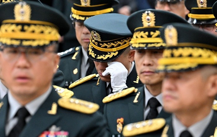 12일 오전 경기 성남시 분당구 국군수도병원 장례식장에서 코브라 헬기 추락으로 순직한 故 장희성·정상근 준위 영결식에서 한 장성이 눈물을 닦고 있다. / 뉴스1