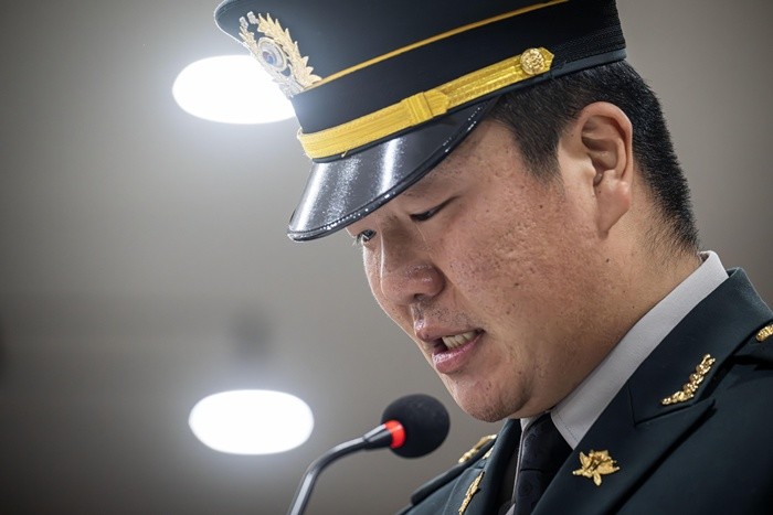 12일 오전 경기 성남시 분당구 국군수도병원 장례식장에서 코브라 헬기 추락으로 순직한 故 장희성·정상근 준위 영결식에서 희생자들의 부대 동료가 추모사를 하고 있다. / 뉴스1