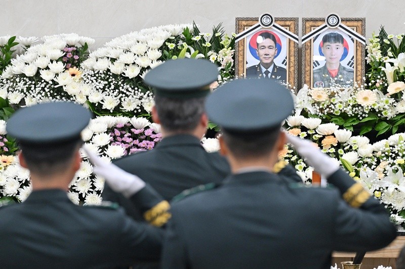 12일 오전 경기 성남시 분당구 국군수도병원 장례식장에서 엄수된 코브라 헬기 추락으로 순직한 故 장희성·정상근 준위 영결식에서 군 동료들이 헌화 후 경례하고 있다. / 뉴스1