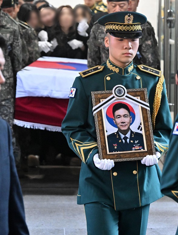 12일 오전 경기 성남시 분당구 국군수도병원 장례식장에서 코브라 헬기 추락으로 순직한 故 장희성·정상근 준위 영결식에서 정상근 준위의 영정과 관이 운구되고 있다. / 뉴스1