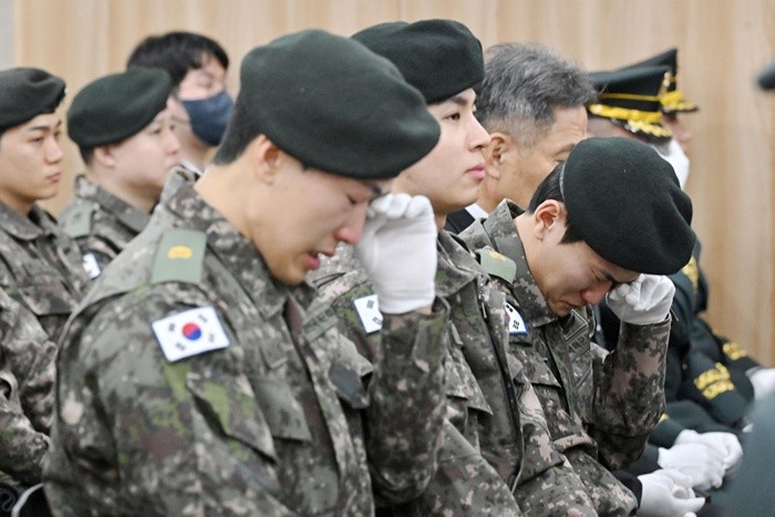 12일 오전 경기 성남시 분당구 국군수도병원 장례식장에서 엄수된 코브라 헬기 추락으로 순직한 故 장희성‧정상근 준위 영결식에서 군 동료들이 눈물을 터뜨리고 있다. / 뉴스1