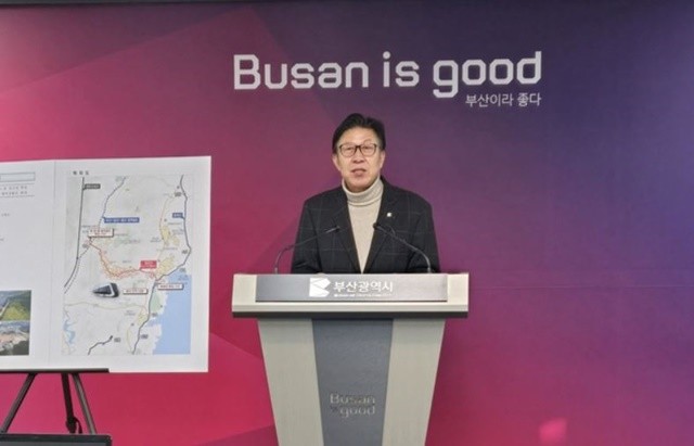 박형준 부산시장이 12일 기획재정부 재정사업평가위원회에서 도시철도 정관선 건설사업이 예비타당성조사를 통과한 배경과 향후 계획을 설명하고 있다. / 사진제공=이하 부산시