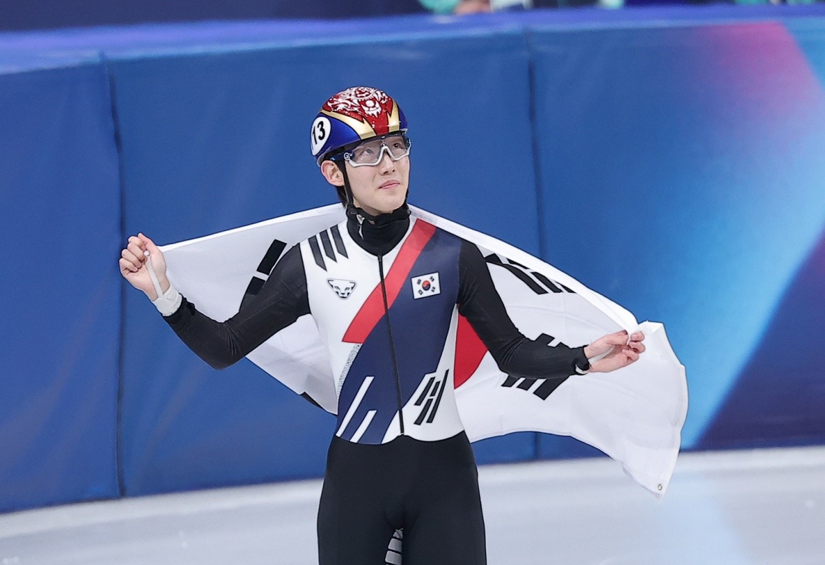 쇼트트랙 임종언이 12일(현지시간) 이탈리아 밀라노 아이스 스케이팅 아레나에서 열린 2026 밀라노·코르티나담페초 동계올림픽 쇼트트랙 남자 1000m 결승에서 동메달을 확정지은 뒤 태극기를 들고 기뻐하고 있다. / 뉴스1