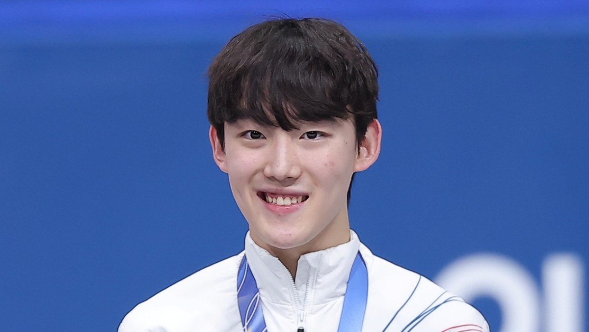 쇼트트랙 임종언이 12일(현지시간) 이탈리아 밀라노 아이스 스케이팅 아레나에서 열린 2026 밀라노·코르티나담페초 동계올림픽 쇼트트랙 남자 1000m 시상식에서 동메달을 들고 기뻐하고 있다. / 뉴스1