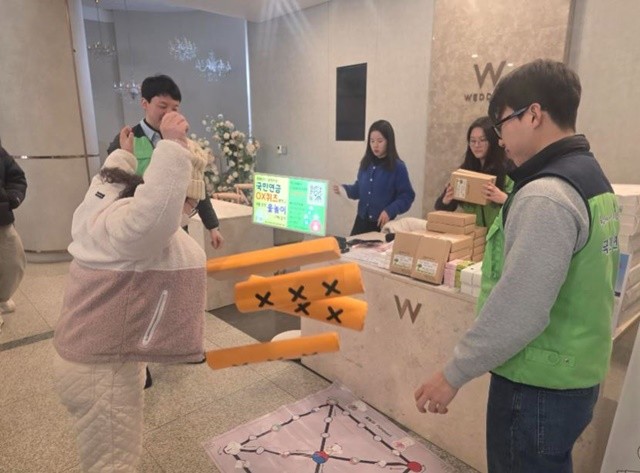 윷놀이와 OX 퀴즈 등 참여형 프로그램을 통해 방문객에게 기념품을 제공