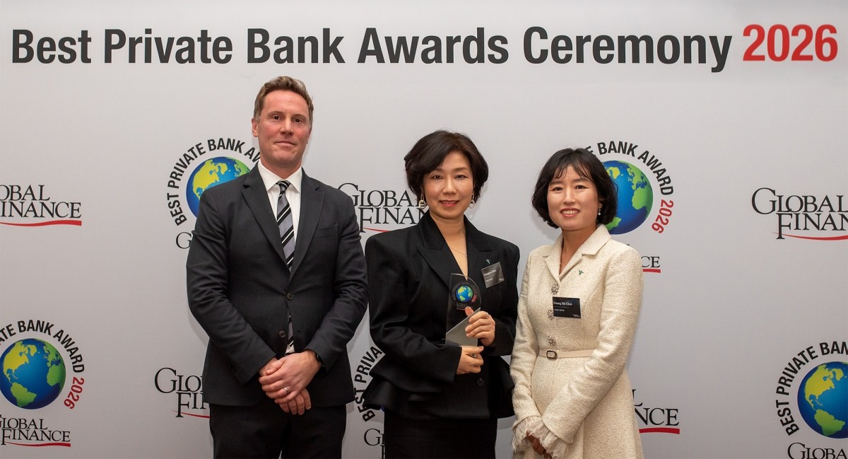 하나은행은 지난 10일(현지시각) 오후 영국 런던에서 미국 글로벌 금융ㆍ경제 전문지인 ‘글로벌파이낸스’가 주최한 PB어워드(World's Best Private Bank Awards 2026)에서 「글로벌 최우수 부동산 투자」賞 및 「대한민국 최우수 PB은행」賞을 수상했다. 이날 시상식에 참석한 최영미 Club1도곡PB센터지점 최영미 Gold PB부장(사진 가운데), 최영미 성북동지점 VIP PB부장(사진 오른쪽)이 리차드 스콜츠(Richard Scholtz) 글로벌파이낸스 매니징 디렉터(사진 왼쪽)와 함께 기념촬영을 하고 있다. / 하나은행 제공