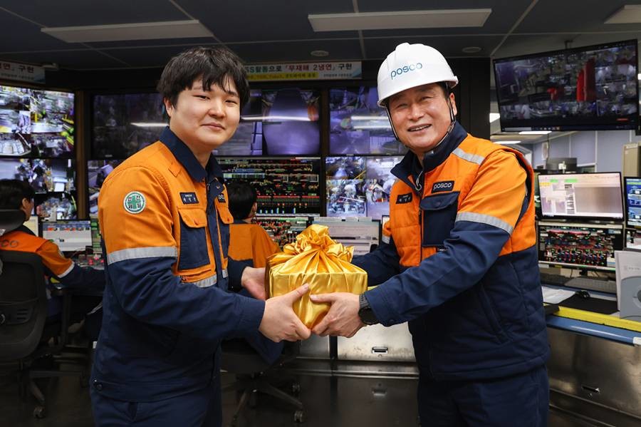 박남식 포항제철소장이 2냉연공장에서 격려품을 전달하고 있다./이하 포스코