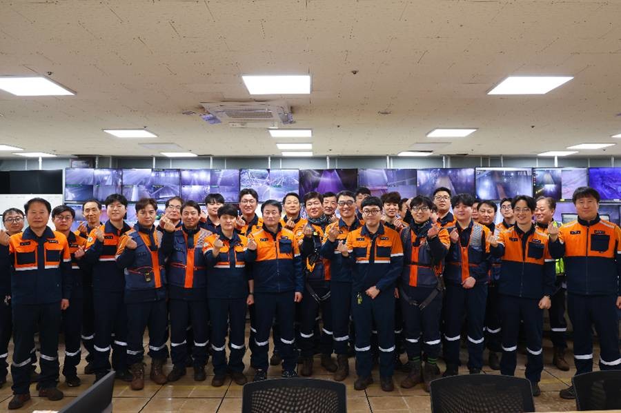 박남식 포항제철소장과 제선부 직원들의 단체 사진