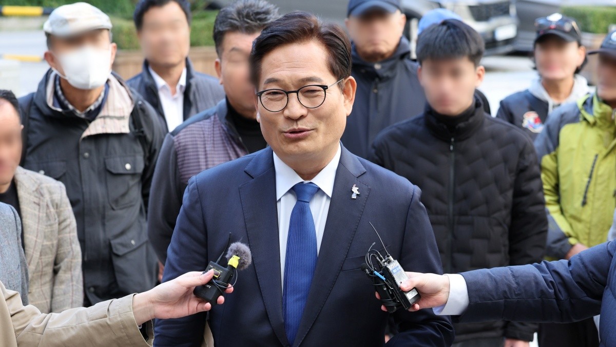 송영길 소나무당 대표가 2024년 11월 6일 오후 서울 서초구 서울중앙지방법원에서 열린 특정범죄가중처벌등에관한법률위반(뇌물)등 공판에 출석하며 입장을 밝히고 있는 당시 자료사진. / 뉴스1