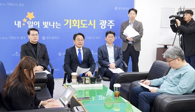 강기정 광주광역시장이 13일 시청 기자실에서 열린 '특별법 국회 상임위 통과 관련 기자차담회'에 참석해 ‘전남·광주 통합특별시 설치를 위한 특별법’의 국회 행정안전위원회 전체회의 통과와 관련한 입장을 밝히고 있다. /광주광역시 제공