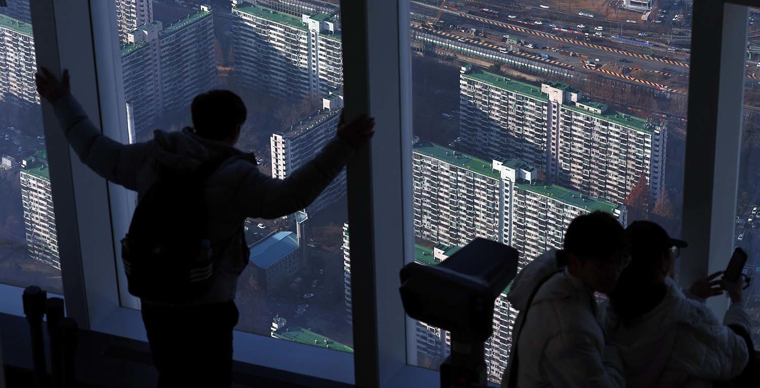 서울 송파구 롯데월드타워 전망대 서울스카이에서 내려다 본 송파구의 아파트 단지. / 뉴스1