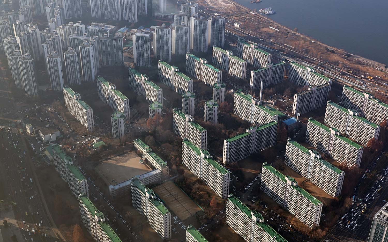 서울 송파구 롯데월드타워 전망대 서울스카이에서 내려다 본 송파구의 아파트 단지. / 뉴스1