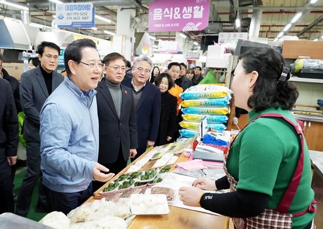 김영록 전라남도지사가 설 명절을 앞둔 13일 지역 전통시장인 광양 중마시장을 방문, 물품을 구매하며 상인들을 격려하고 있다.