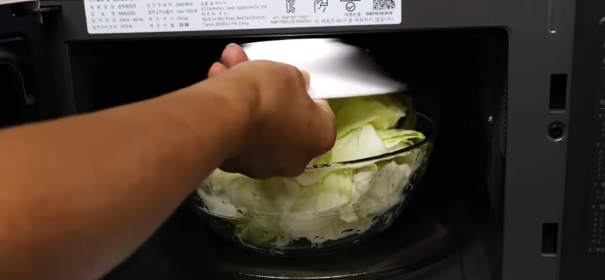 양배추를 전자레인지에 돌리는 모습 / 유튜브 '김대석 세프TV'