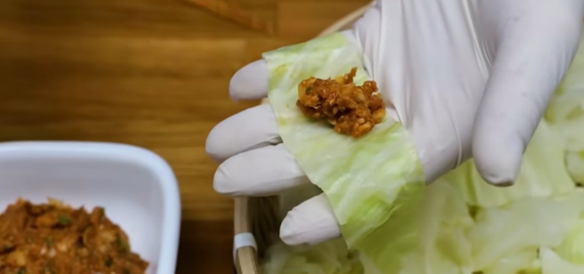 양배추에 양념장을 올려 먹는 모습 / 유튜브 '김대석 셰프TV'