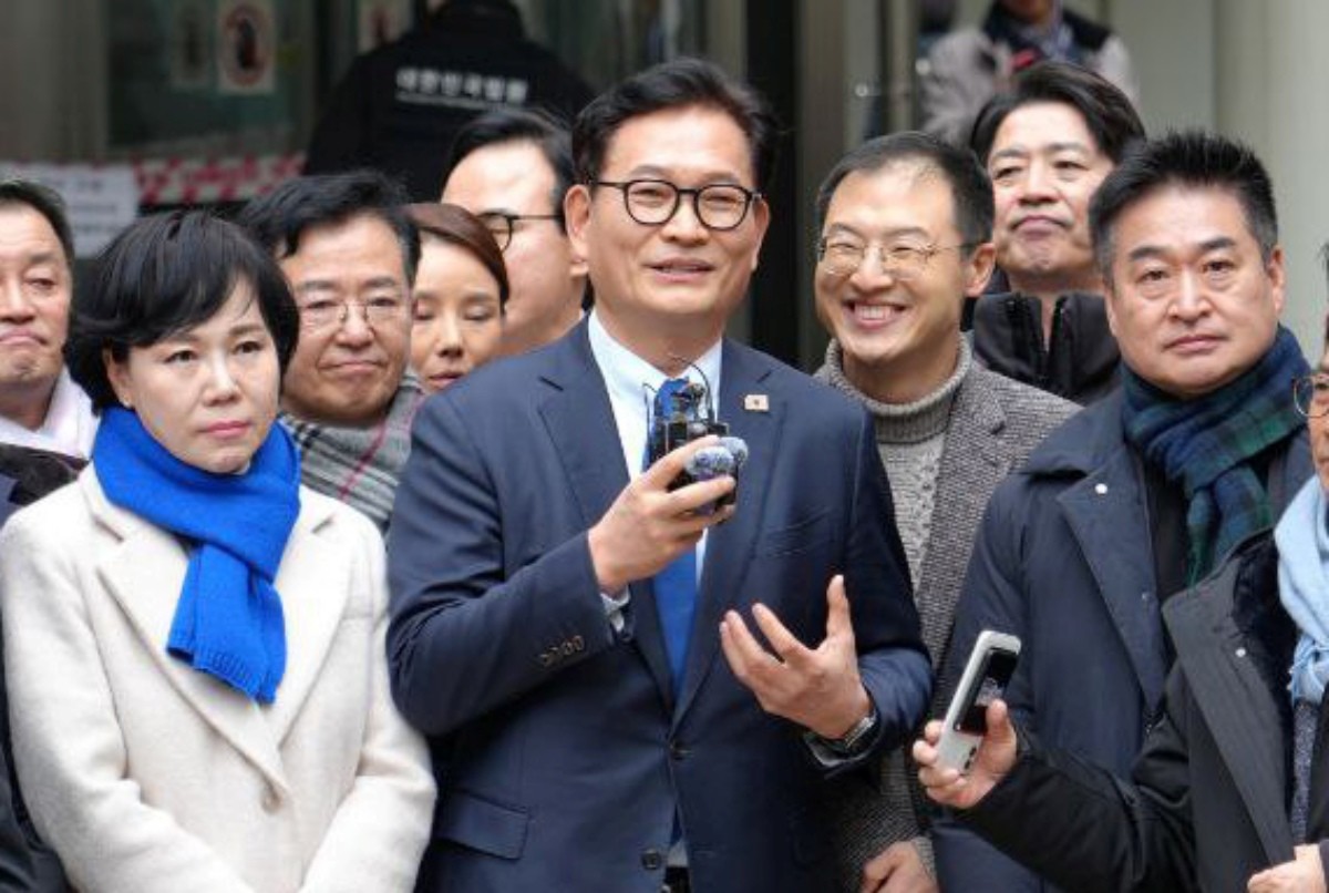 송영길 소나무당 대표가 13일 서울 서초구 고등법원에서 더불어민주당 전당대회 돈봉투 의혹 사건과 관련, 특정범죄가중처벌법상 뇌물 혐의 항소심 무죄를 선고받은 뒤 소감을 말하고 있다. / 소나무당 제공, 뉴스1