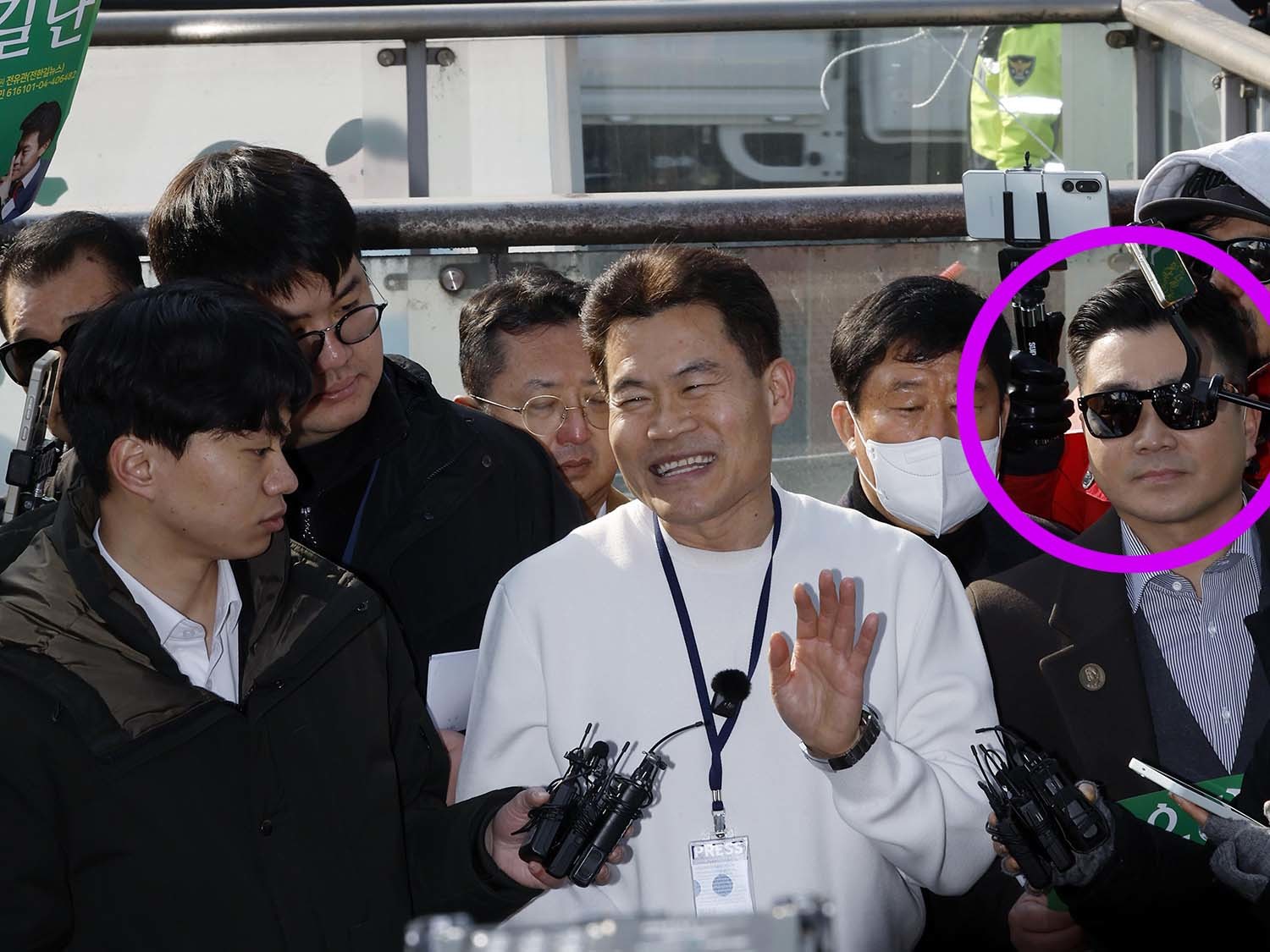 이재명 대통령과 김현지 청와대제1부속실장에 대한 허위 사실을 유포한 혐의로 고발된 한국사 강사 출신 보수 유튜버 전한길 씨가 12일 오전 서울시 동작구 노량진역 앞에서 피의자 신분 경찰 첫 소환 조사 출석에 앞서 기자회견을 하고 있다. 전 씨 옆에 있는 선글라스를 쓴 남성이 김현태 전 707특수임무단장으로 확인됐다. / 뉴스1