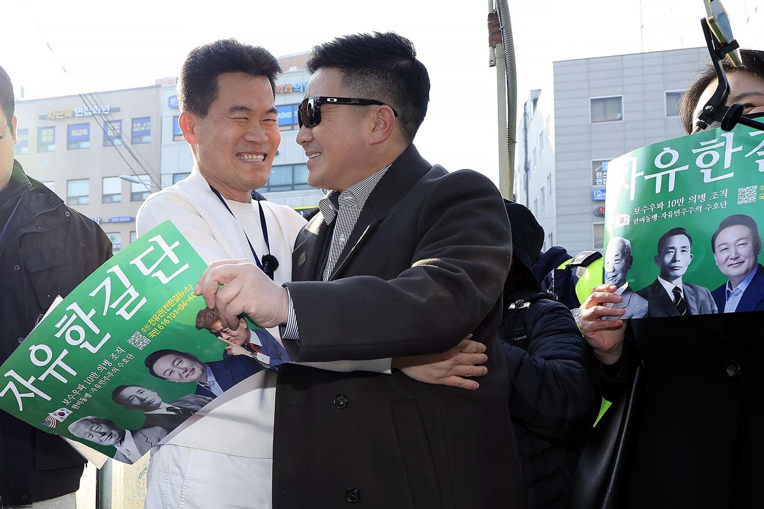 이재명 대통령과 김현지 청와대제1부속실장에 대한 허위 사실을 유포한 혐의로 고발된 한국사 강사 출신 보수 유튜버 전한길 씨가 12일 오전 서울시 동작구 노량진역 앞에서 피의자 신분 경찰 첫 소환 조사 출석에 앞서 기자회견을 하고 있다. 전 씨 옆에 있는 선글라스를 쓴 남성이 김현태 전 707특수임무단장으로 확인됐다. / 뉴스1