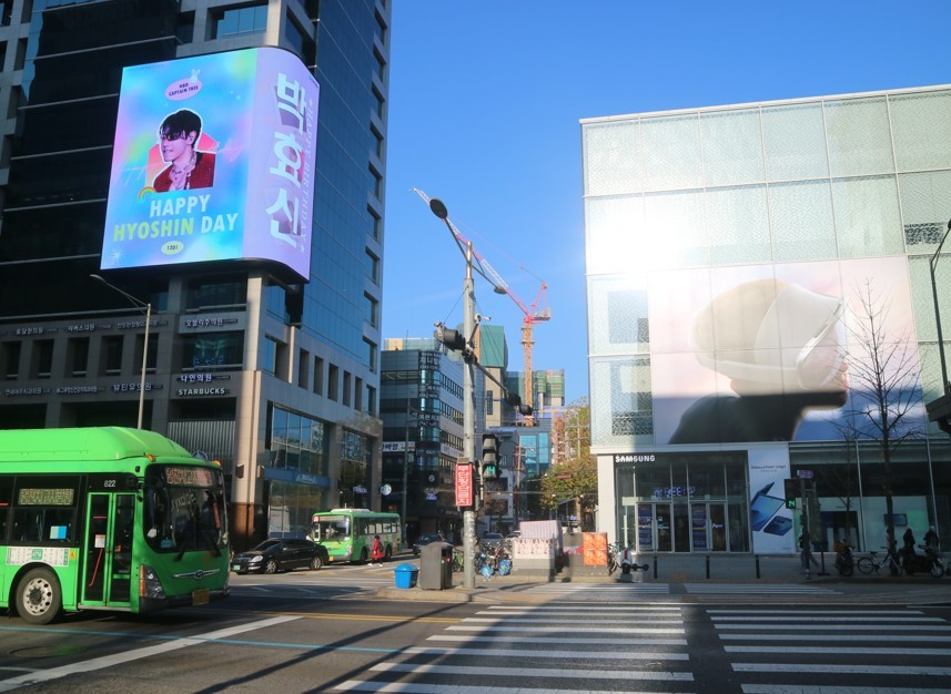홍대입구역 빌딩 옥외광고. / 촬영=위키트리