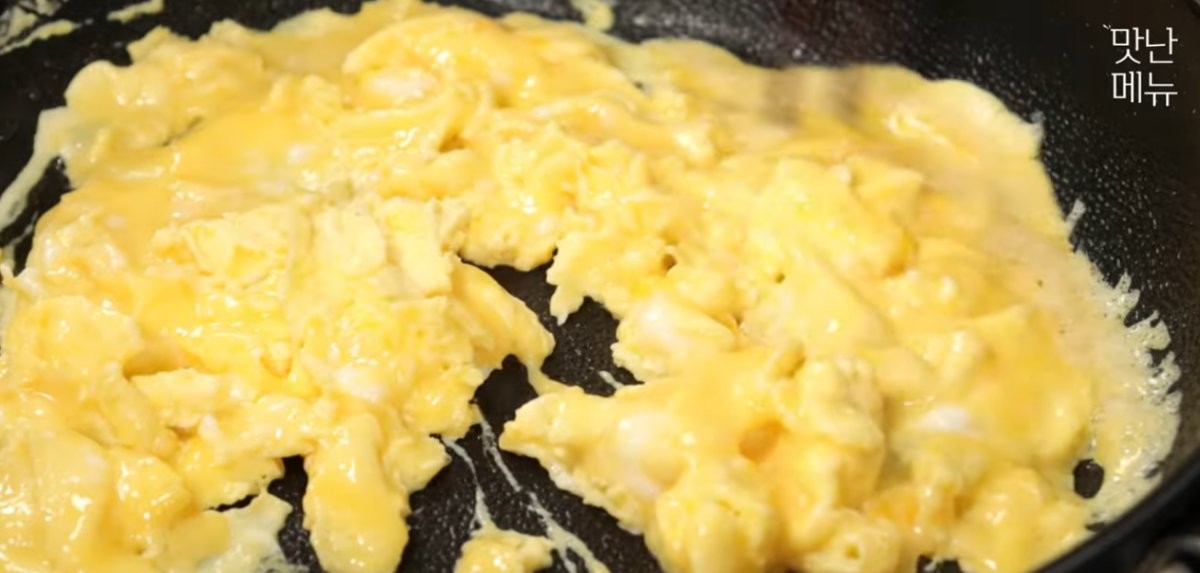 스크램블을 만드는 모습 / 유튜브 '맛난메뉴'