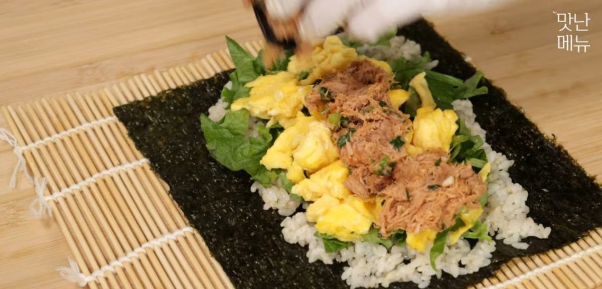 김밥을 만드는 과정 / 유튜브 '맛난메뉴'