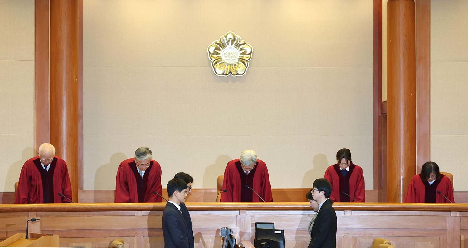 김상환 헌법재판소장과 재판관들이 2025년 12월 18일 오후 서울 종로구 헌법재판소 대심판정에서 열린 조지호 경찰청장 탄핵심판 사건 선고에 앞서 인사하고 있다. 이날 헌재는 재판관 전원일치로 조지호 경찰청장 '파면'을 결정했다. / 뉴스1김상환 헌법재판소장과 재판관들이 2025년 12월 18일 오후 서울 종로구 헌법재판소 대심판정에서 열린 조지호 경찰청장 탄핵심판 사건 선고에 앞서 인사하고 있다. 이날 헌재는 재판관 전원일치로 조지호 경찰청장 '파면'을 결정했다. / 뉴스1