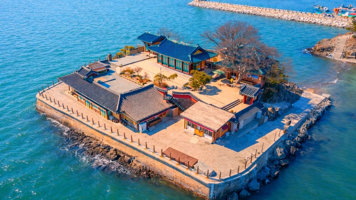 서산 간월암. 기사 내용 토대로 AI툴 활용해 제작한 자료사진.