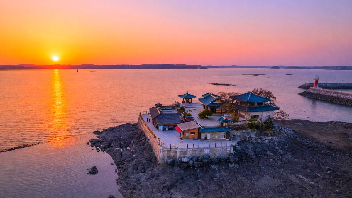 서산 간월암. 기사 내용 토대로 AI툴 활용해 제작한 자료사진.