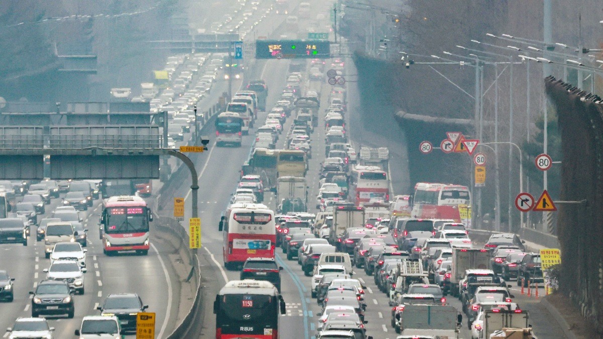 지난 13일 서울 서초구 잠원IC 인근 경부고속도로 하행선이 정체를 빚고 있다. / 뉴스1