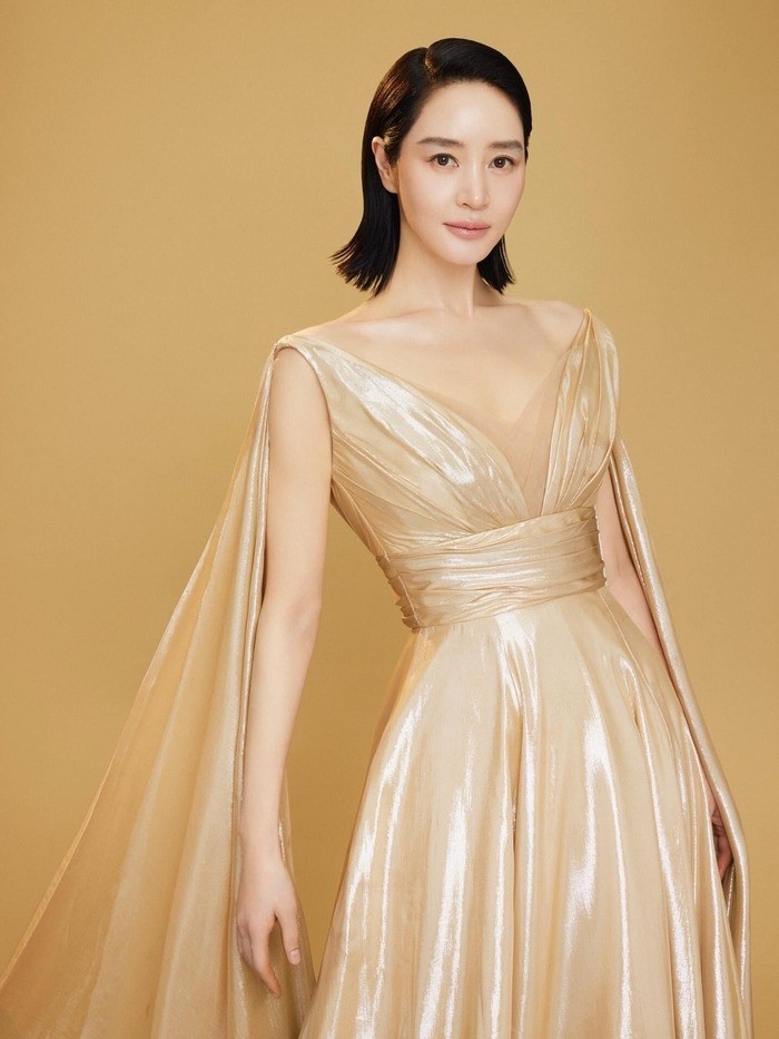 골드 드레스로 늘씬 몸매를 뽐낸 김혜수 / 김혜수 인스타그램