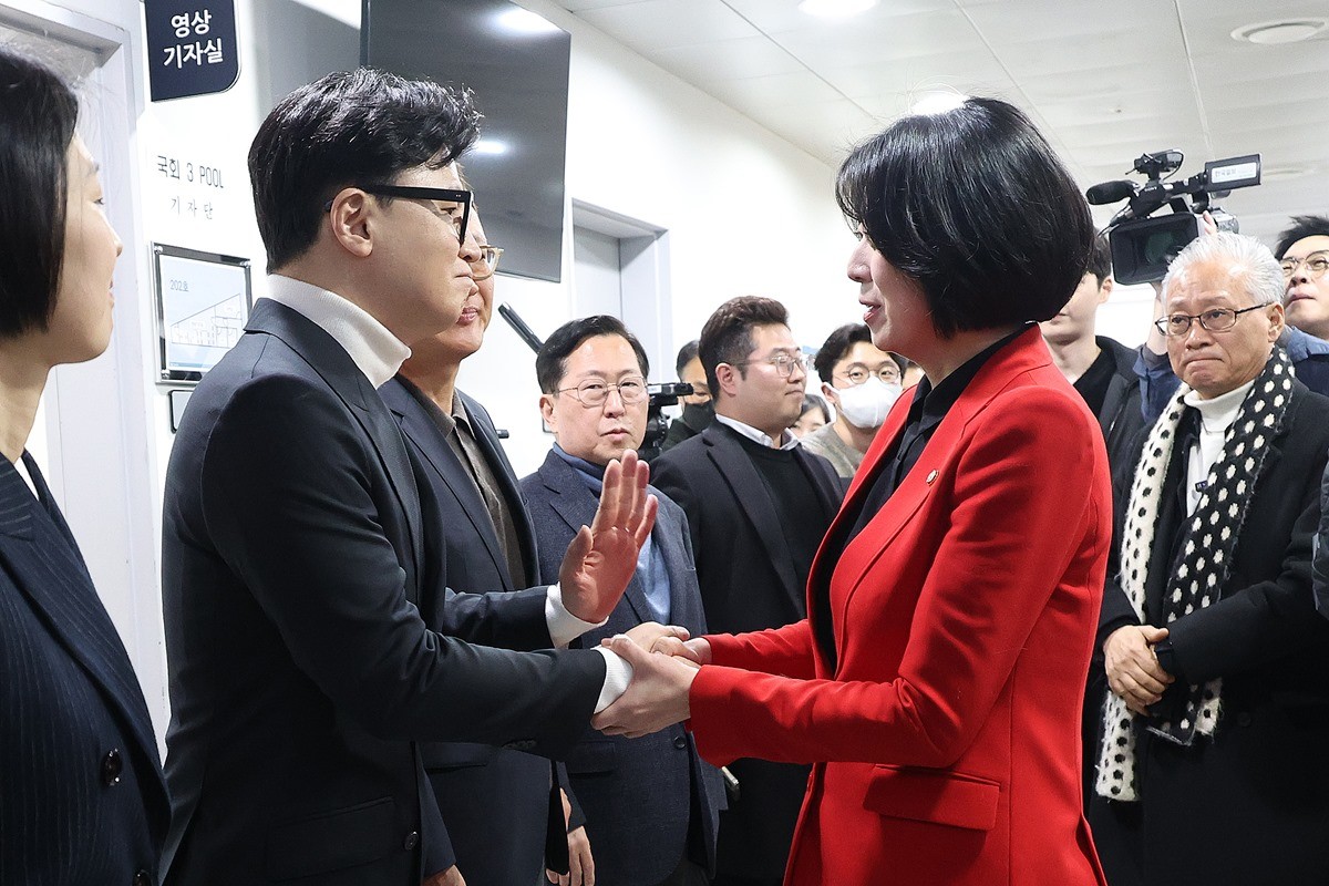 한동훈 전 국민의힘 대표와 배현진 국민의힘 의원이 13일 서울 여의도 국회 소통관에서 기자회견을 하기 전 인사하고 있다. / 뉴스1