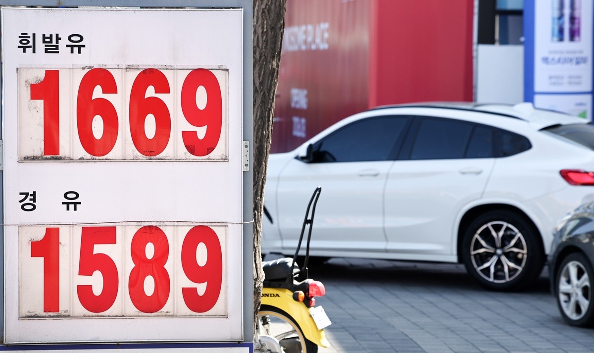 기사 이해를 돕기 위한 자료 사진. 주유소 휘발유의 주간 평균 가격이 10주 연속 내림세를 이어간 것으로 나타났다.      / 뉴스1