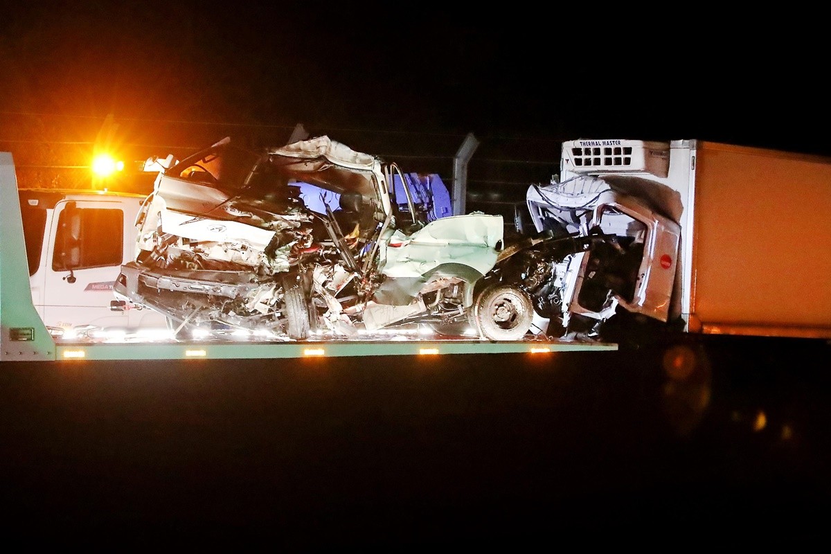 경찰과 고속도로 관계자들이 사고 현장을 수습하고 있다. / 뉴스1