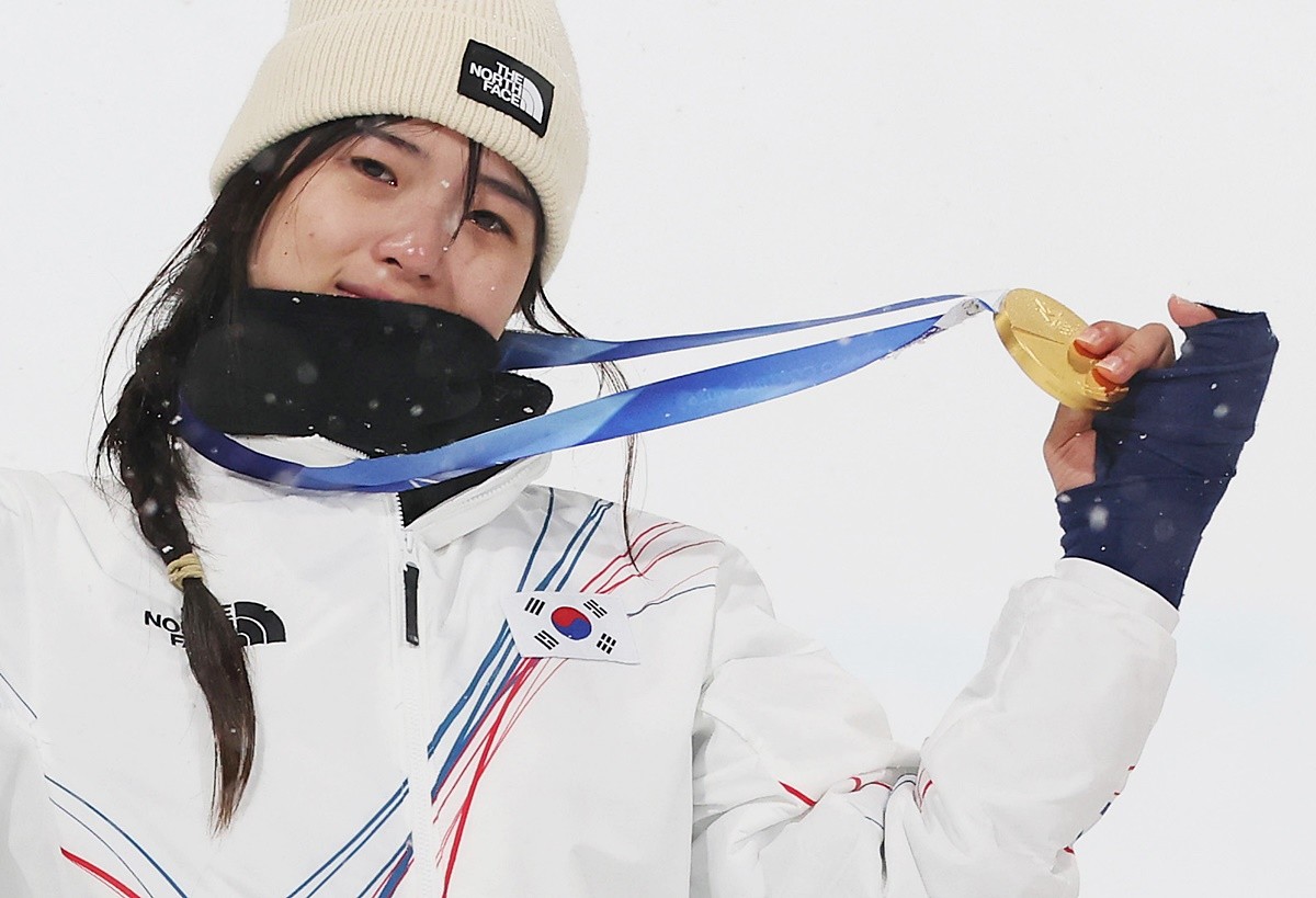 이탈리아 리비뇨 스노파크에서 열린 2026 밀라노·코르티나담페초 동계올림픽 스키 스노보드 여자 하프파이프 결선에서 금메달을 획득한 한국의 최가온 모습. 17세 3개월의 해당 종목 최연소 우승 기록도 작성한 최가온은 대한스키·스노보드협회로부터만 포상금 3억 원을 받는다. 대한스키·스노보드협회는 올림픽 금메달에 3억 원, 은메달에 2억 원, 동메달에는 1억 원의 포상금을 각각 책정했다. / 연합뉴스