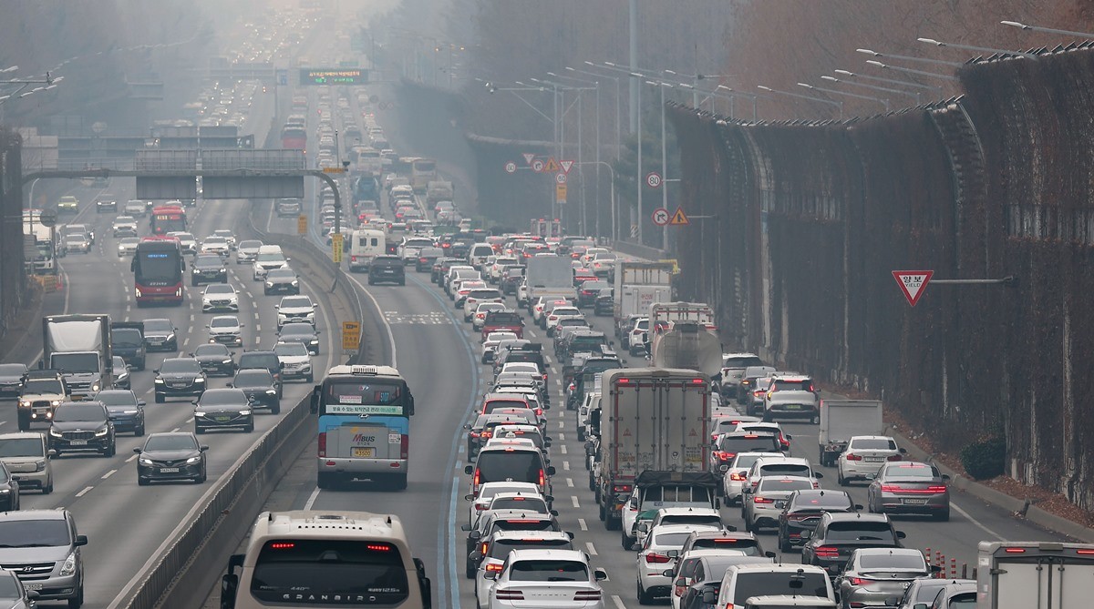 설 연휴를 앞둔 13일 서울 서초구 잠원IC 인근 경부고속도로 차량 통행이 정체되고 있다. 기사 이해를 돕기 위한 자료 사진 / 연합뉴스