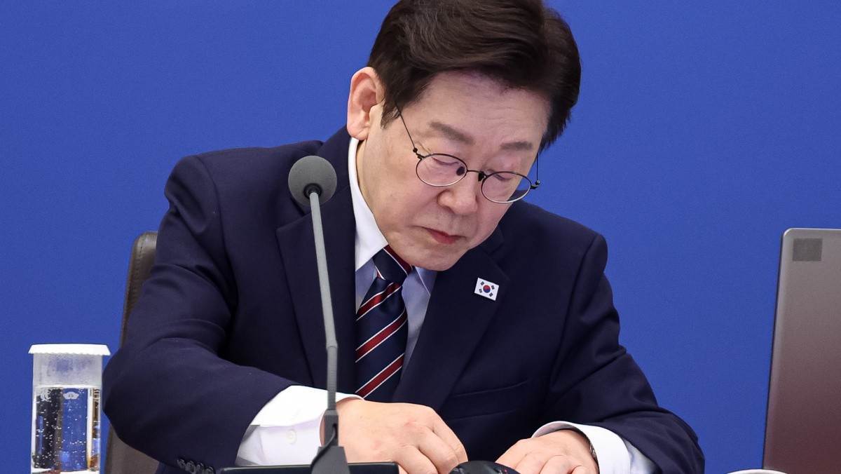 이재명 대통령이 12일 청와대에서 열린 수석보좌관회의에서 자료를 살펴보고 있다. / 뉴스1