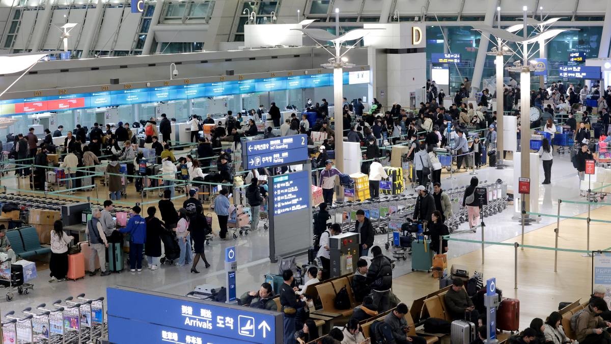 설 연휴로 붐비는 인천공항 / 뉴스1