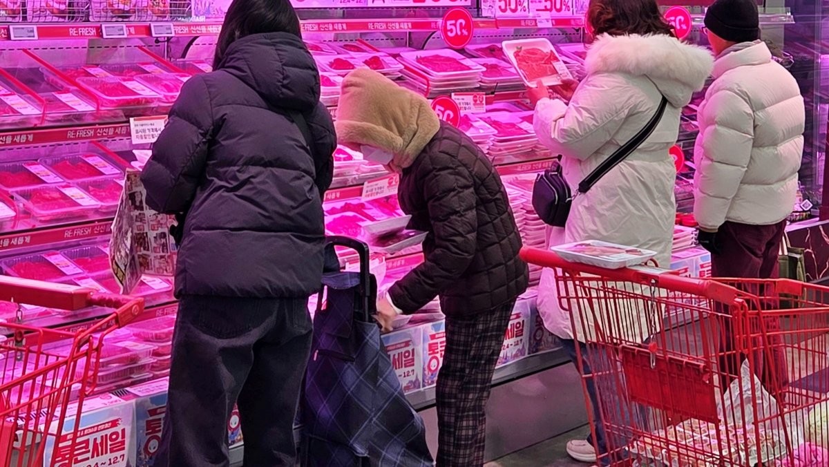 마트에서 한우를 구매하려는 사람들의 모습. / 롯데쇼핑 제공-뉴스1