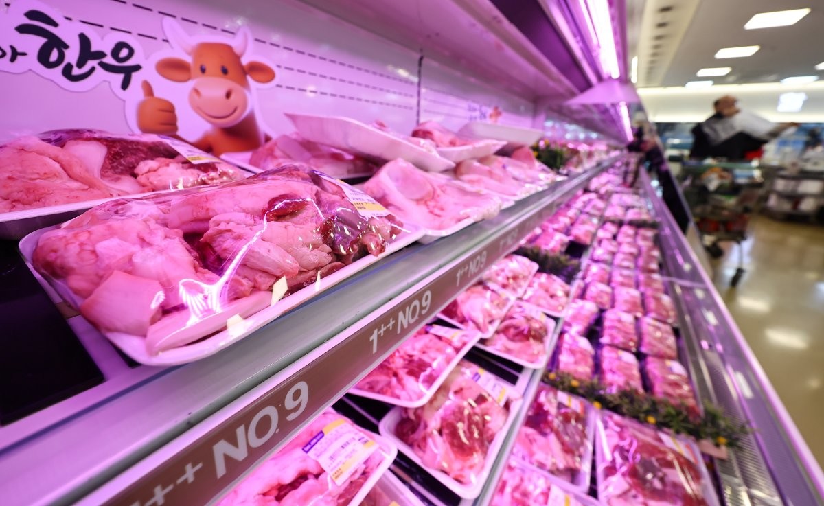 한 대형마트에 진열된 한우들. / 뉴스1