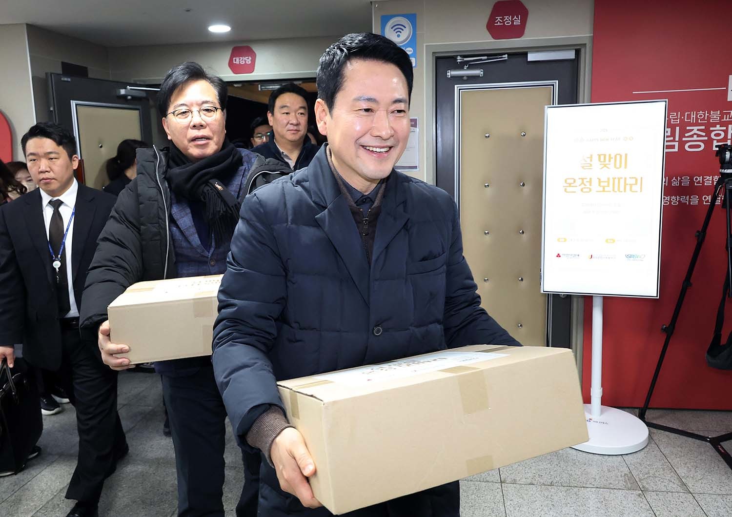 장동혁 국민의힘 대표와 송언석 원내대표가 13일 오전 서울 중구 중림종합사회복지관에서 열린 약자와의동행위원회 설맞이 봉사활동에서 설 맞이 온정 보따리를 전달하기 위해 이동하고 있다. / 뉴스1 (공동취재)