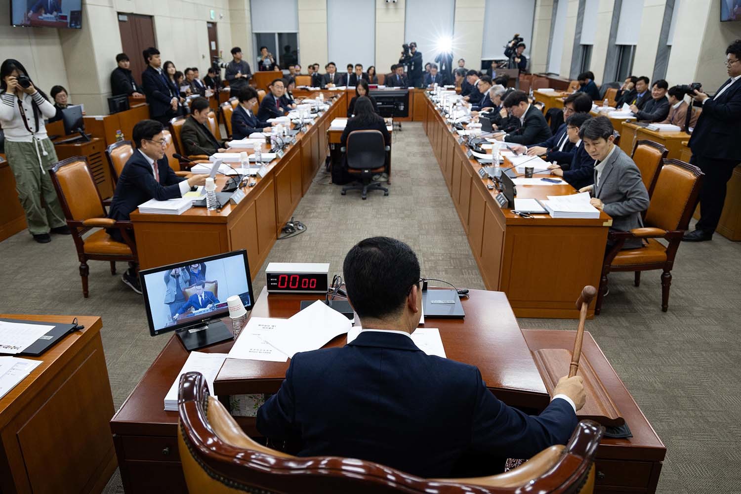 신정훈 국회 행정안전위원장이 12일 서울 여의도 국회에서 열린 제432회 국회(임시회) 행정안전위원회 제3차 전체회의에서 의사봉을 두드리고 있다. / 뉴스1