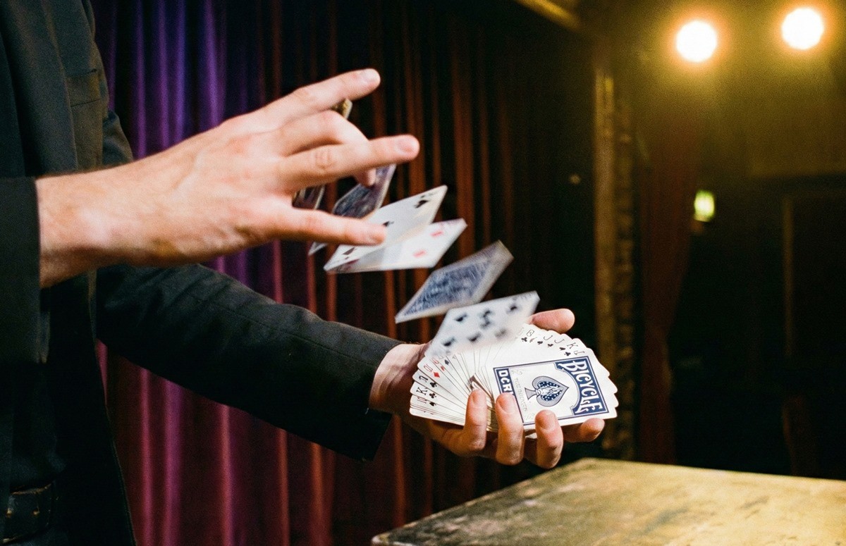 기사와 무관한 자료 사진. AI를 활용해 제작했음. 서울 은평경찰서는 가족과 싸우다 집에 불을 지르려 한 마술사 20대 남성 A 씨를 현주건조물방화예비 혐의로 입건해 조만간 검찰에 송치할 예정이라고 14일 밝혔다. A 씨는 지난 5일 새벽 2시쯤 서울 은평구 집에서 술에 취해 외할아버지와 말다툼을 벌이다 불을 지르려 한 혐의를 받고 있다.