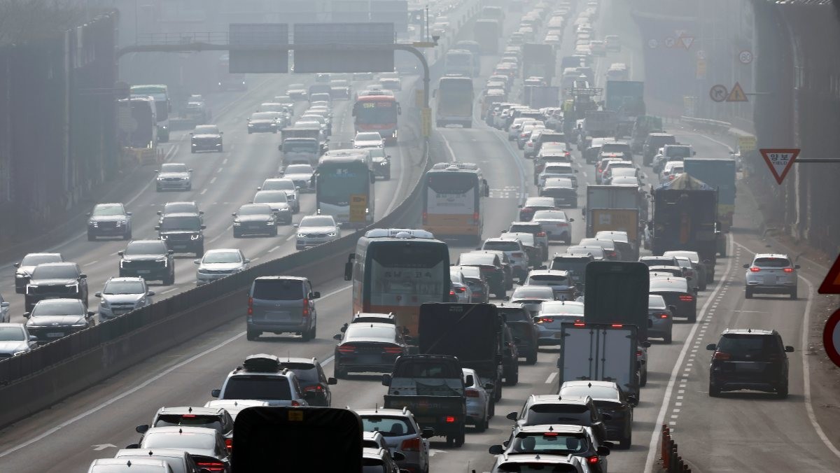 설 연휴가 시작된 14일 서울 서초구 잠원IC 인근 경부고속도로 하행선이 정체는 빚는 모습. / 뉴스1