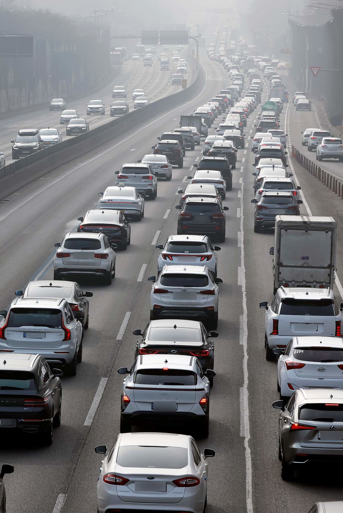 14일 서울 서초구 잠원IC 인근 경부고속도로 하행선이 정체를 빚고 있는 모습. / 뉴스1