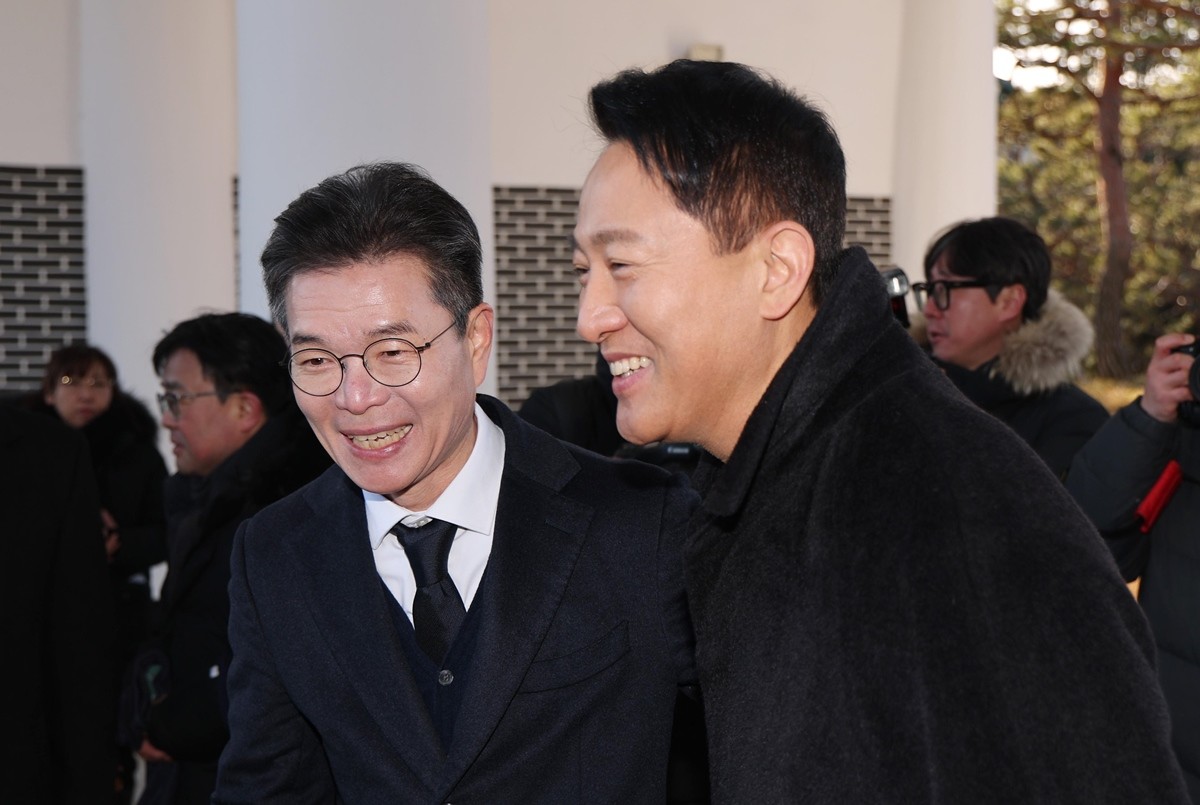 오세훈 서울시장(오른쪽)과 정원오 성동구청장이 새해 첫날인 1일 서울 동작구 국립서울현충원에서 현충탑 참배를 마치고 나란히 이동하고 있다. / 뉴스1