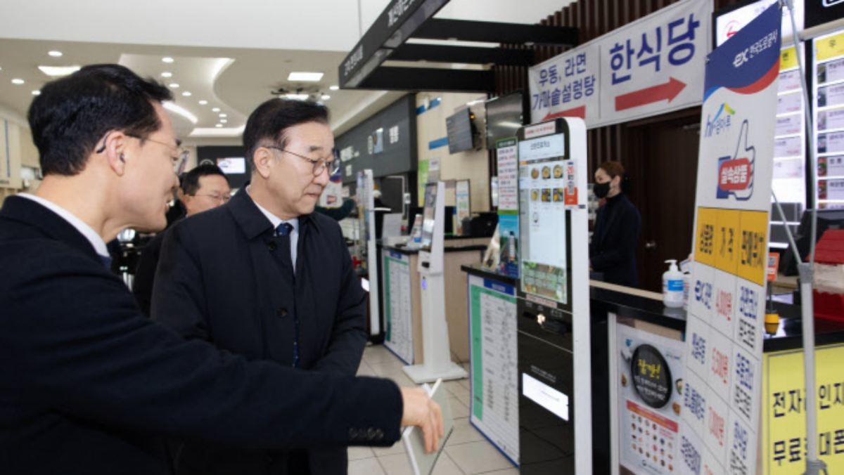 김윤덕 국토교통부 장관이 13일 경부고속도로 내 휴게소를 찾아 운영 실태를 점검하고 있다. / 국토교통부