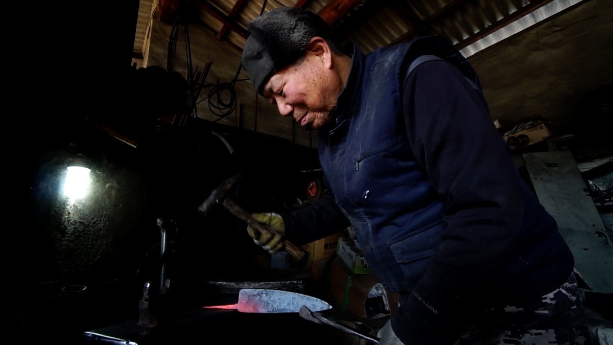EBS1 '한국기행' 미리보기 페이지에서 제공하는 '수제칼 대장장이 변재선' 편 자료 사진. / EBS1 제공
